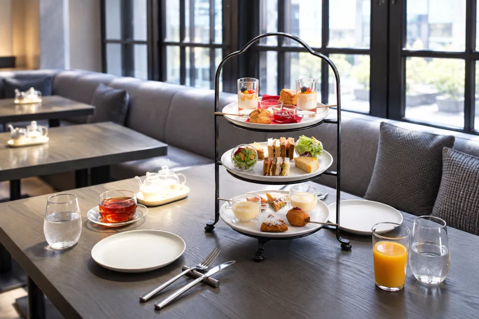 UNWIND HOTEL & BAR 小樽の窓辺に並ぶハイティー朝食