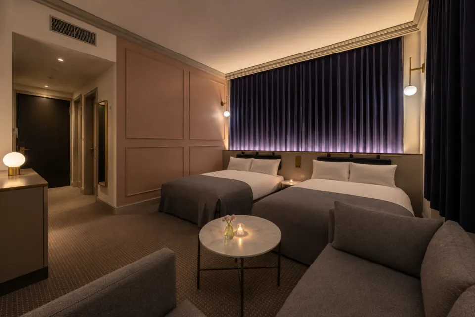 UNWIND HOTEL & BAR 小樽のセミダブルベッド2台とソファ