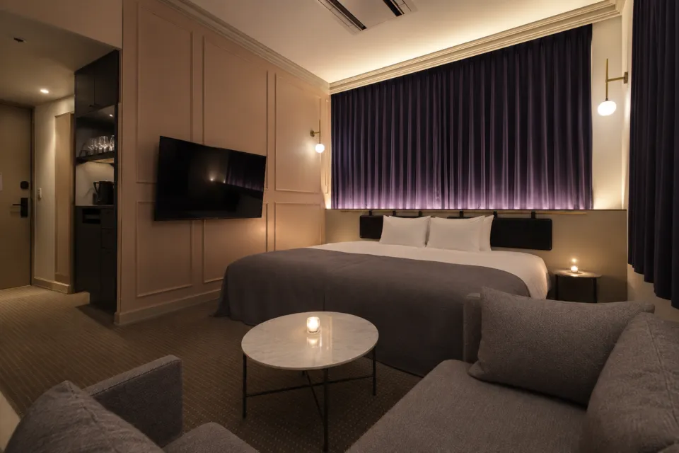 UNWIND HOTEL & BAR 小樽の幅広いキングベッドとソファ