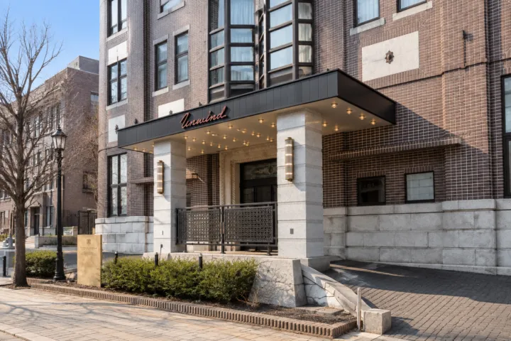 UNWIND HOTEL & BAR 小樽の正面入口と歴史的な外壁