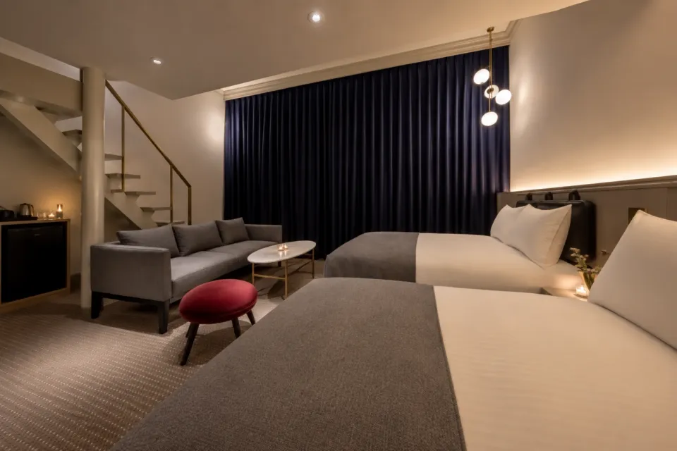 UNWIND HOTEL & BAR 小樽のロフトへのはしごとベッド