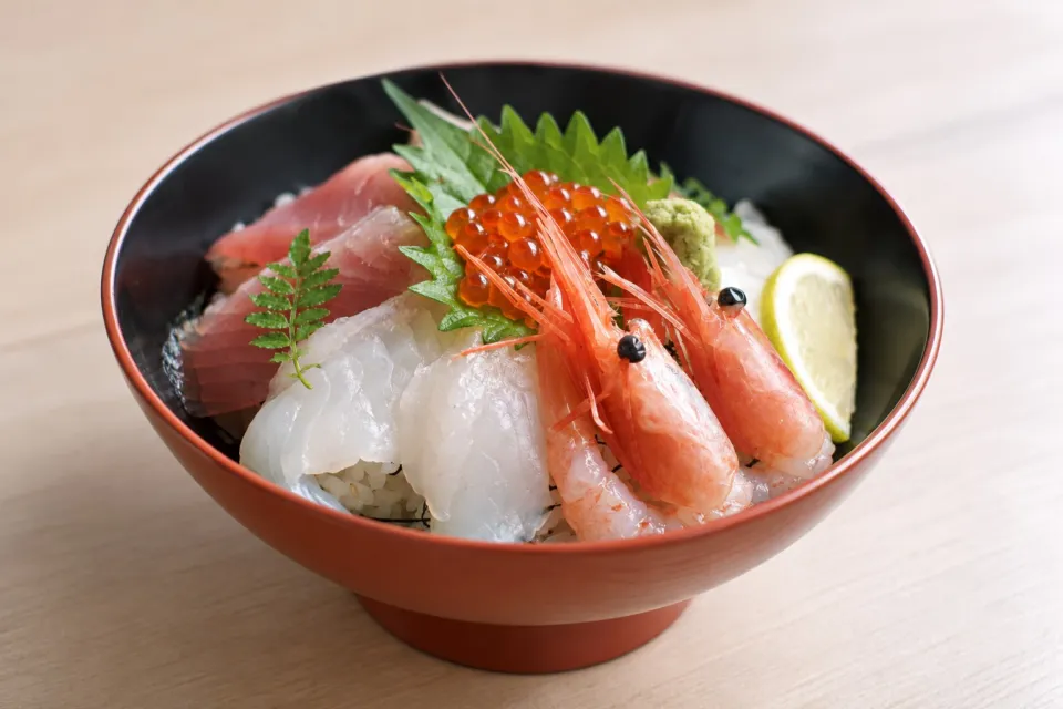 料理茶屋 魚志楼の刺身を盛り合わせた丼料理