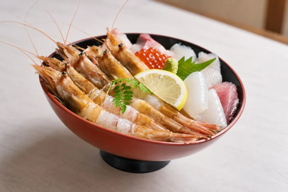 料理茶屋 魚志楼の海老の丼料理