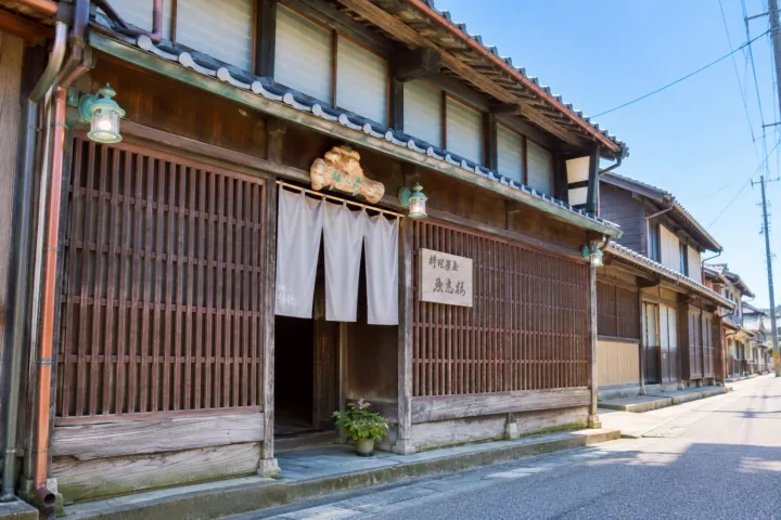 料理茶屋 魚志楼の格子戸が続く木造外観