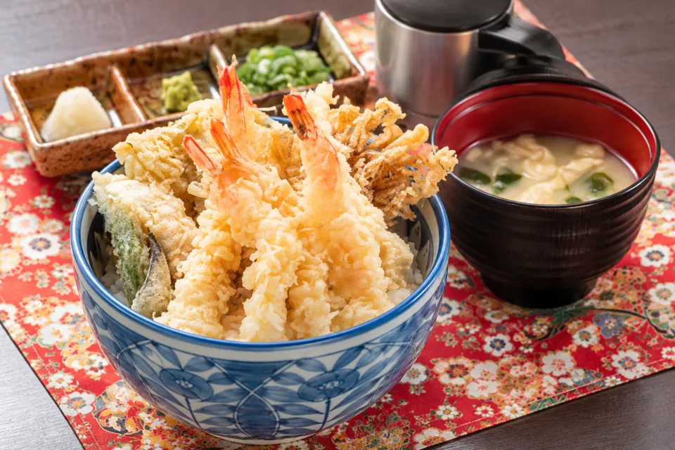 海鮮茶屋 うを佐 木花店の海老の天ぷらを載せた天丼