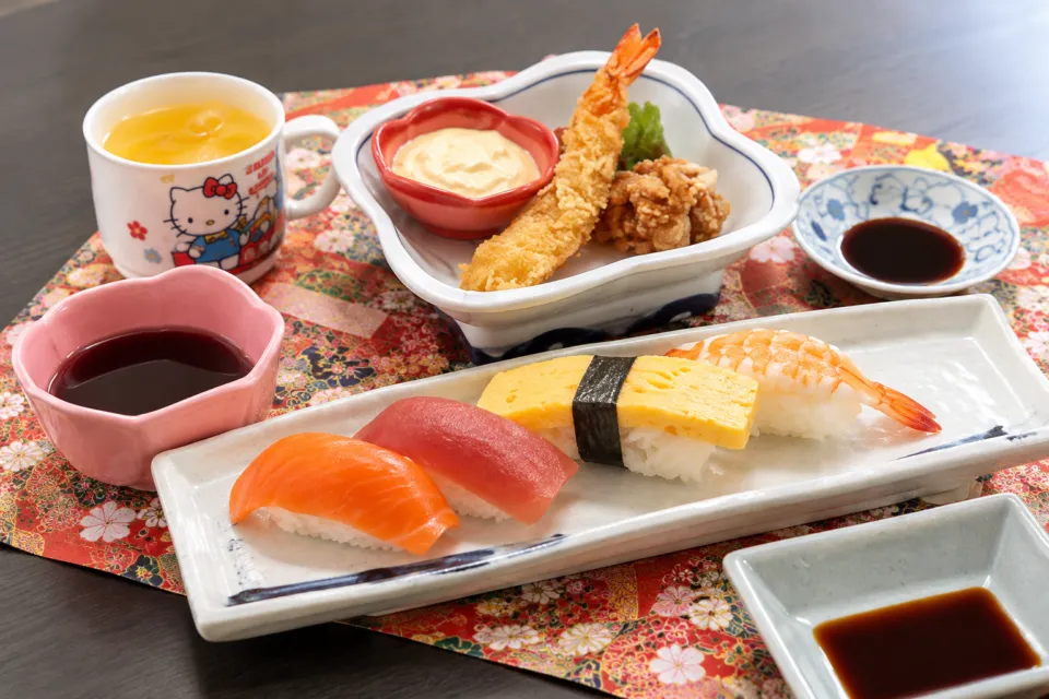 海鮮茶屋 うを佐 木花店の小さな料理を盛り合わせたお子様向けの膳