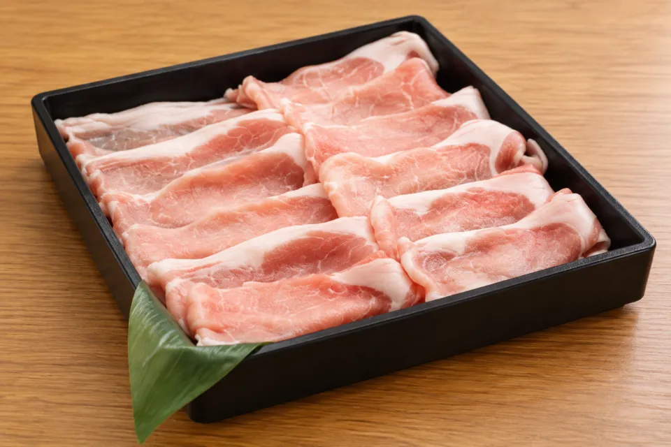 海鮮茶屋 うを佐 木花店のしゃぶしゃぶ用の豚肉を盛った皿