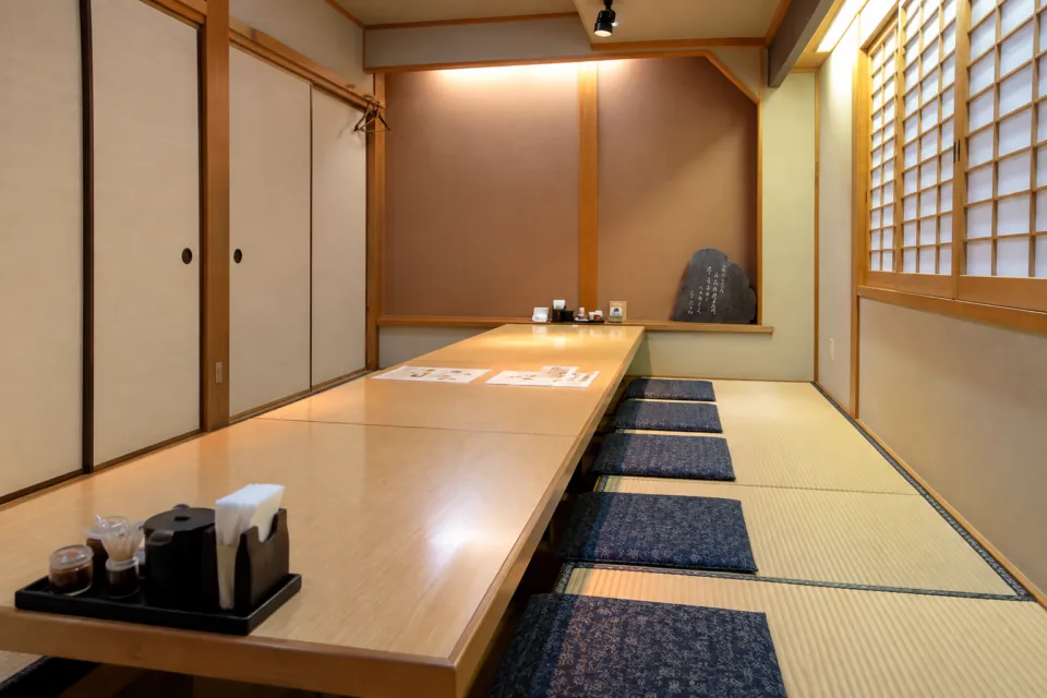 海鮮茶屋 うを佐 木花店の障子沿いに連なる掘りごたつ席