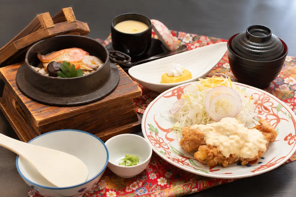 海鮮茶屋 うを佐 木花店の釜めしと小鉢・天ぷらの御膳