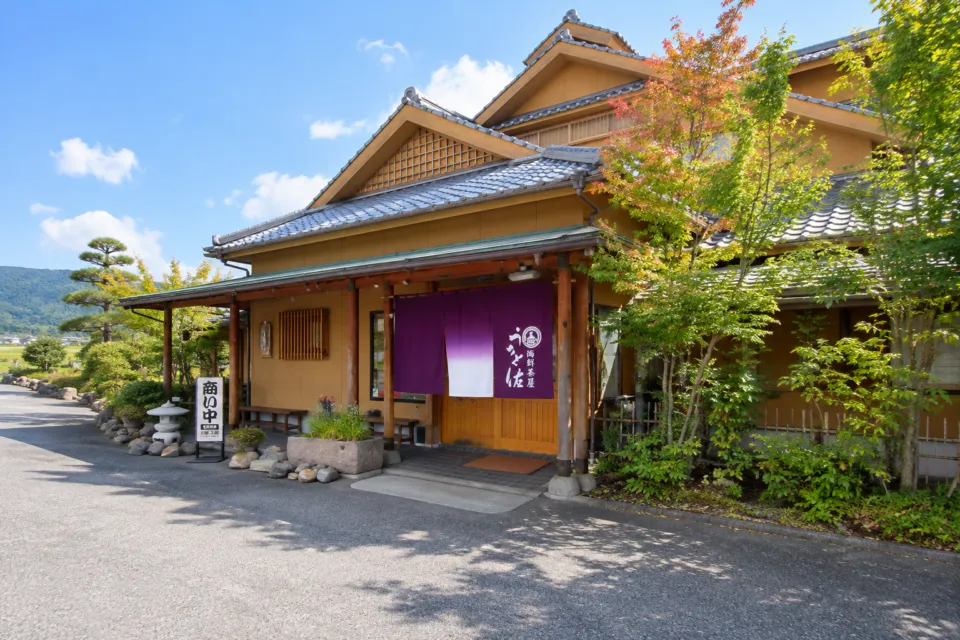 海鮮茶屋 うを佐 木花店の紫色ののれんが掛かる店舗入口