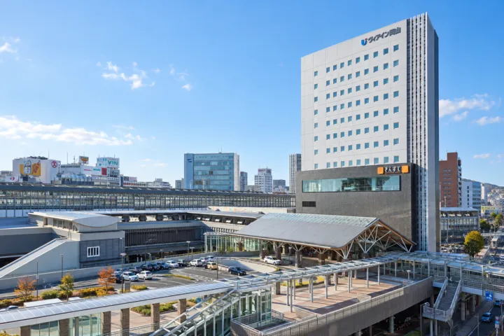 ヴィアイン岡山の岡山駅とヴィアイン岡山の外観