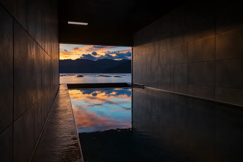 若狭佳日の夕景を望む長い浴槽