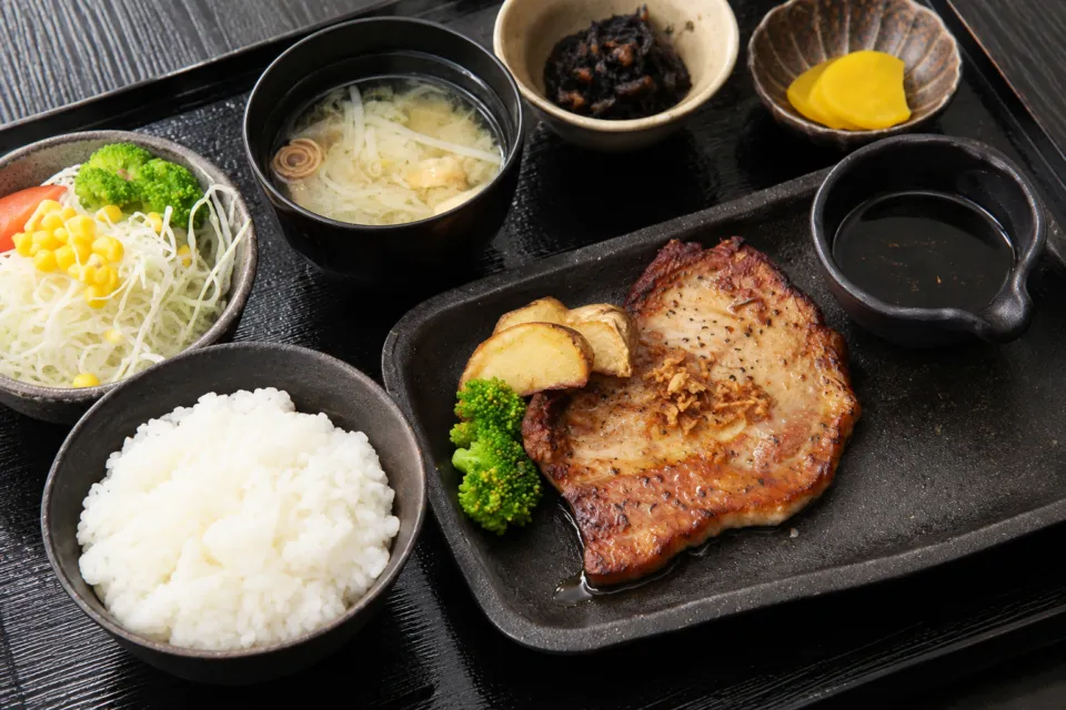 ふるさと市場・島の恵み館 レストランの黒豚ステーキセット