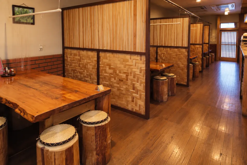 ふるさと市場・島の恵み館 レストランの半個室仕様のテーブル席