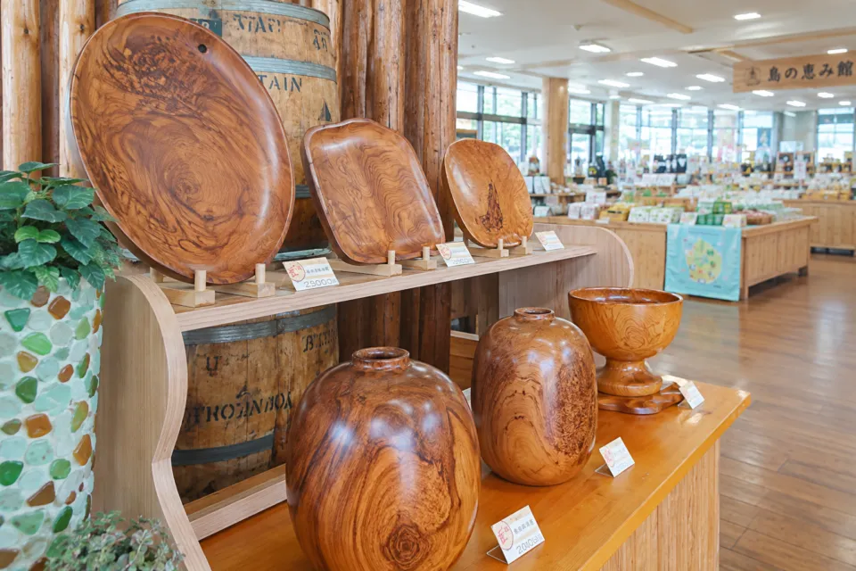ふるさと市場・島の恵み館 レストランの併設売店の木製工芸品