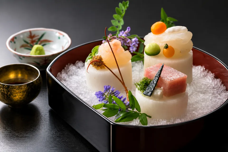 山口楼 本店の刺身を盛った会席料理