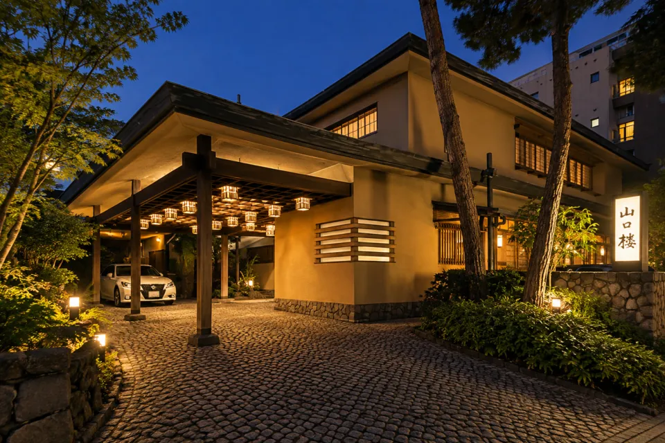 山口楼 本店の夜の外観