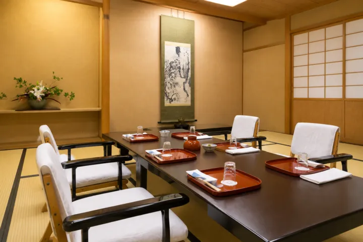 山口楼 本店の掛け軸と卓がある個室