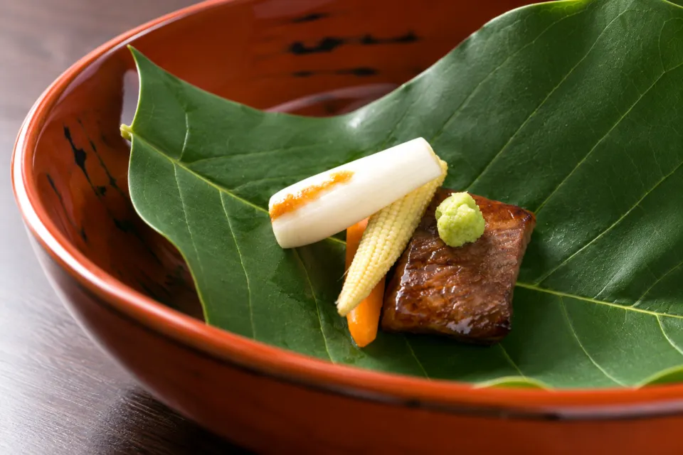 山口楼 本店の葉に盛った料理