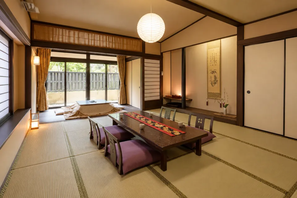 山村別館の床の間とこたつを備えた特別室