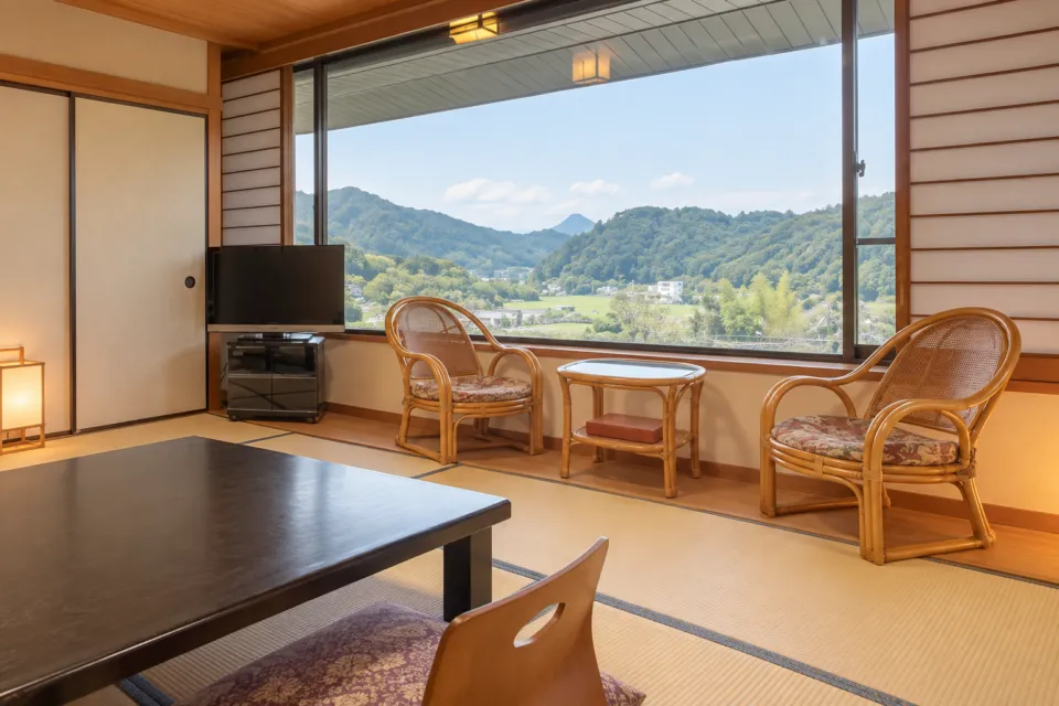 山村別館の客室の窓から望む長門湯本の山並み