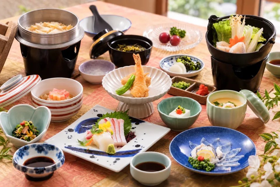 山村別館のふぐ刺しと地魚を盛り込んだ会席料理