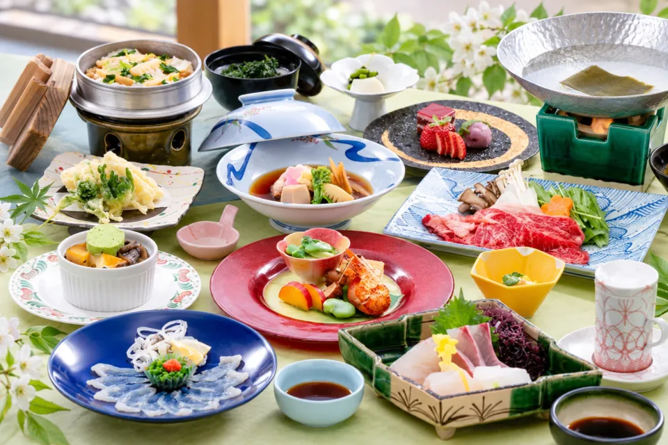 山村別館のながと和牛やふぐを盛り込んだ会席料理