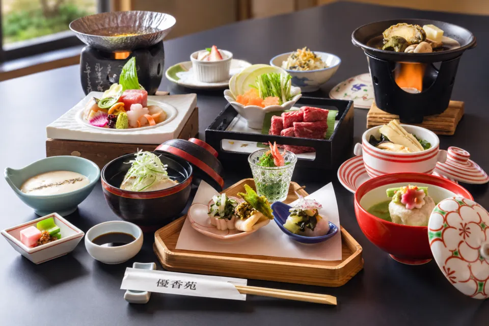 山の神温泉 優香苑の会席料理の一例