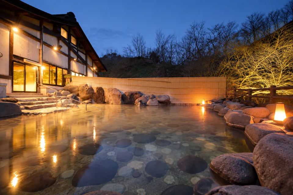 山の神温泉 優香苑の夕暮れの露天風呂