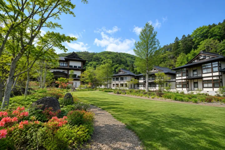 山の神温泉 優香苑の庭園に面した建物の外観