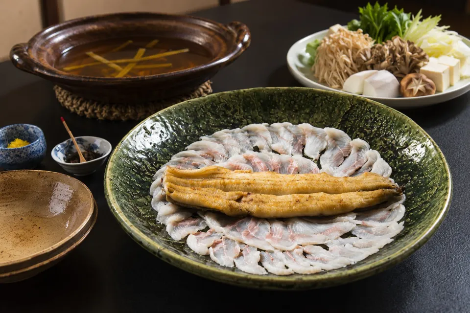 山乃尾の鰻を薄造りと蒲焼きで盛り付けた料理