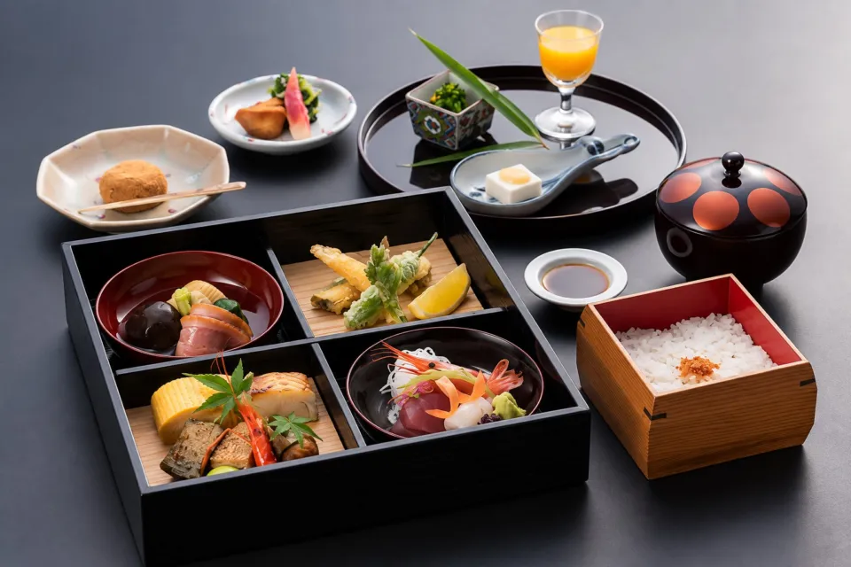 山乃尾の料理を重箱と膳に整えた昼会席