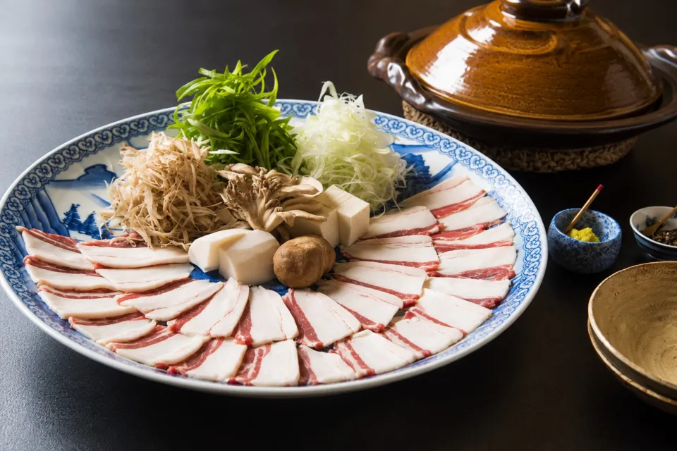 山乃尾の鴨肉と野菜を並べた鍋料理