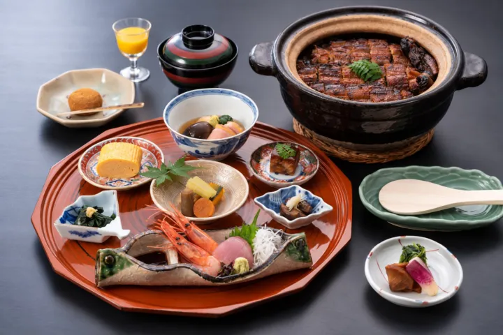 山乃尾の鰻料理と季節の料理を盛り合わせた会席
