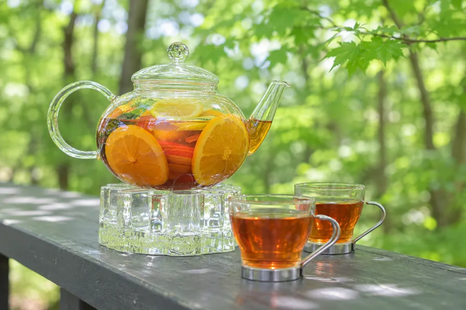 八ヶ岳倶楽部 カフェ・レストランのフルーツティーと二つのグラス