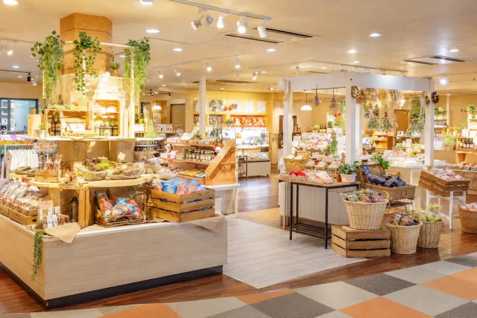 八ヶ岳高原リゾートの土産物が並ぶ売店