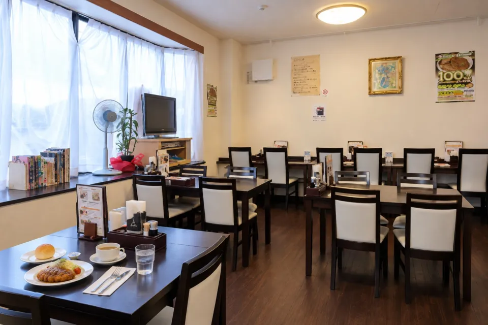 ヨーロッパ軒総本店の1階テーブル席