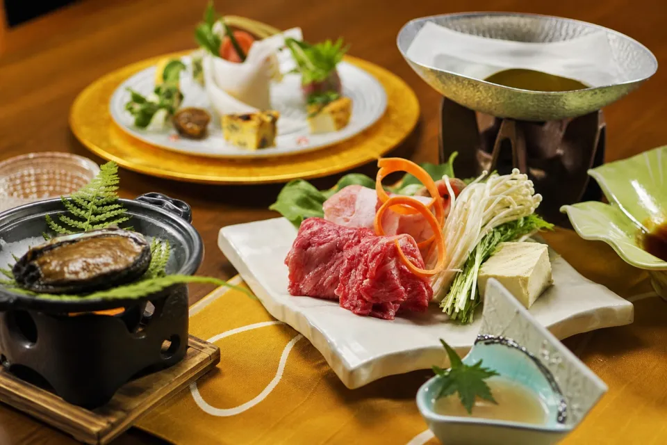 宵待ちの宿 萩一輪の会席料理の盛り付け