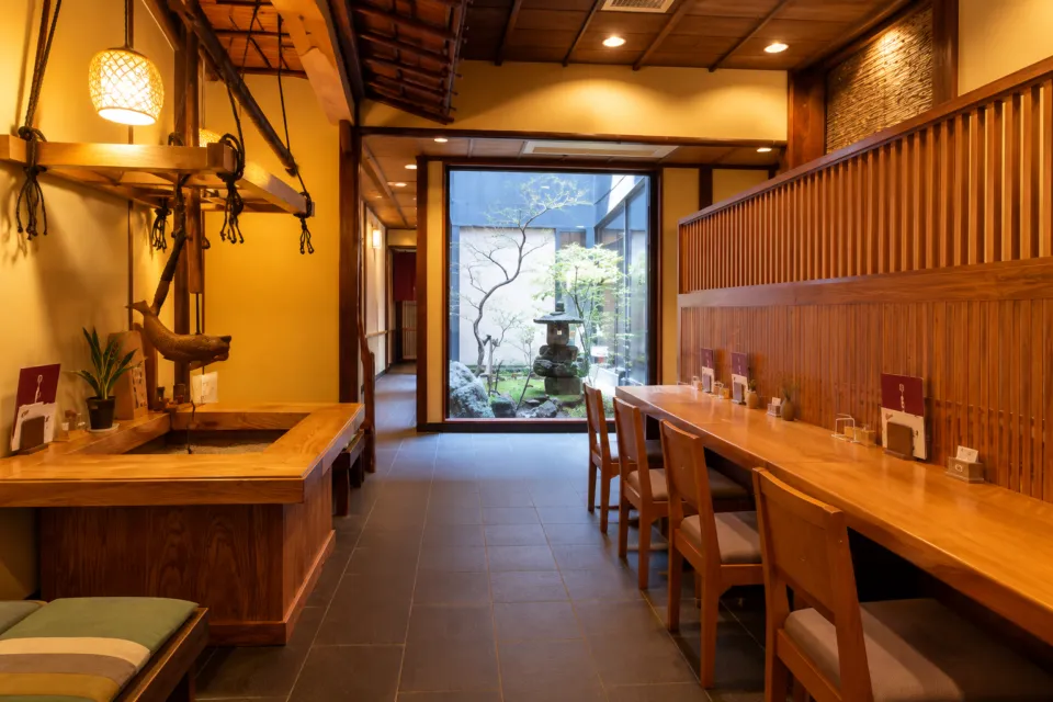 吉宗 本店の囲炉裏席とカウンター席