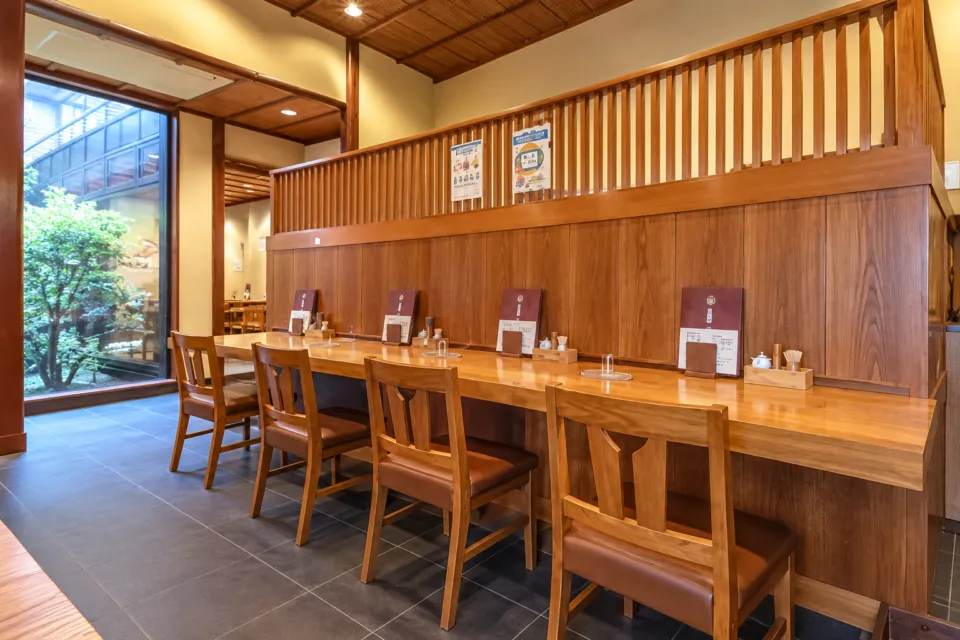 吉宗 本店の一階カウンター席