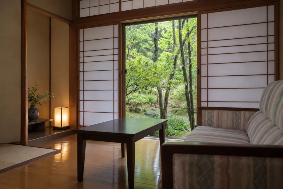 ゆふいん温泉 日の春旅館の客室から望む庭の緑