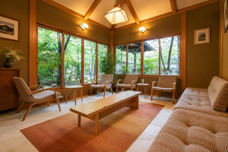 ゆふいん温泉 日の春旅館の庭を望むラウンジ