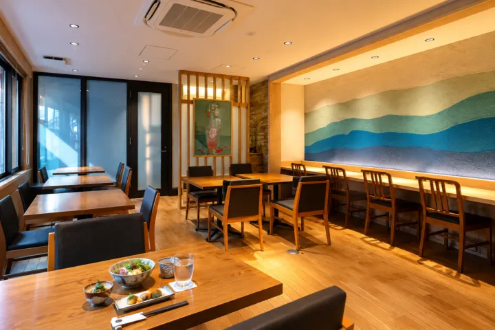 湯川テラスのテーブル席とカウンターのある店内