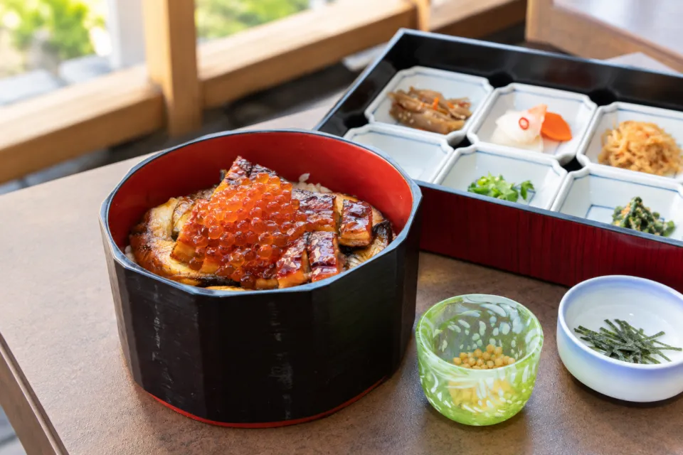 湯川テラスのうなぎといくらのひつまぶし