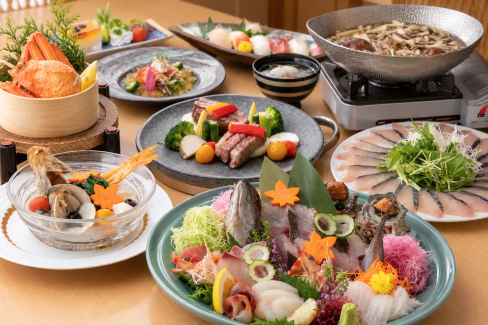 湯喜望 白扇の器に盛り付けた会席料理