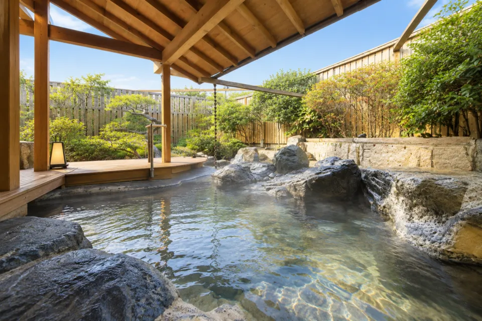 湯喜望 白扇の屋根付きの露天岩風呂