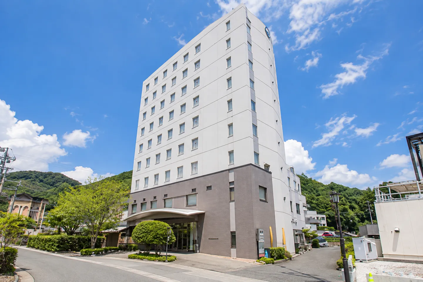 湯村ホテルの白い本館と正面入口