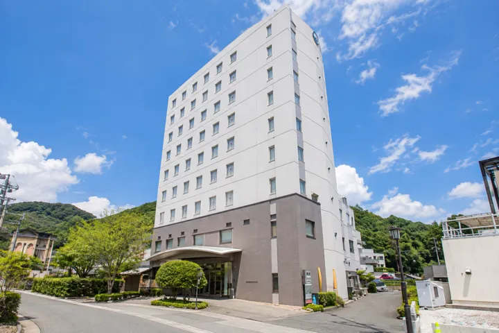 湯村ホテルの白い本館と正面入口