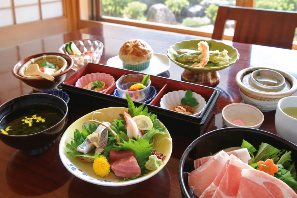 湯の峯荘の刺身や揚げ物を並べた料理