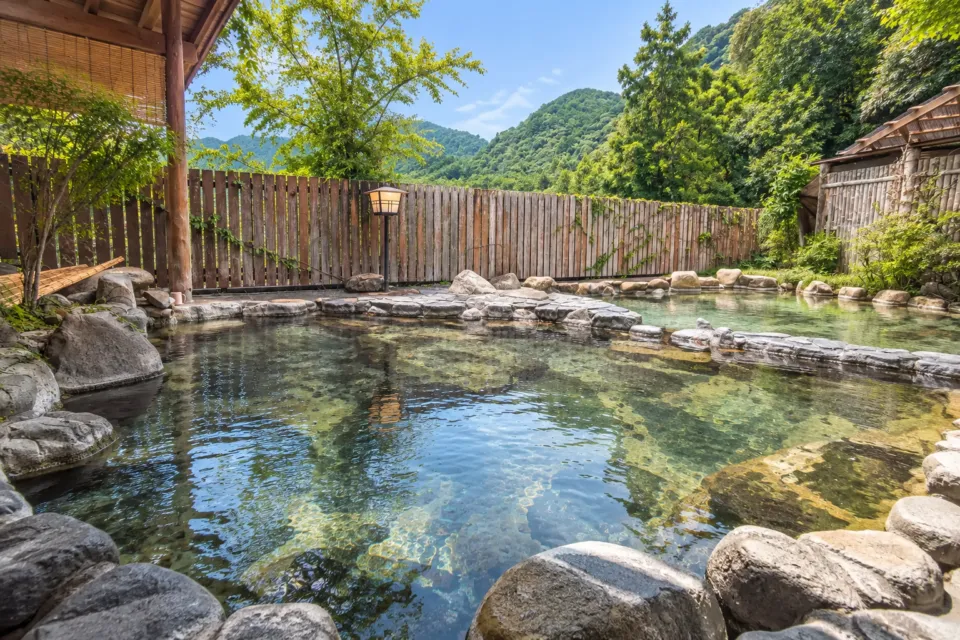 湯の峯荘の二つの岩風呂がある露天風呂